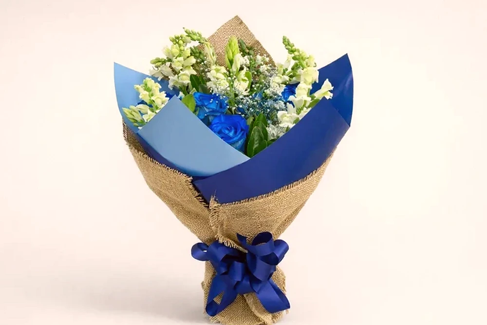 Bouquet Azul com 6 Rosas e Boca de Leão