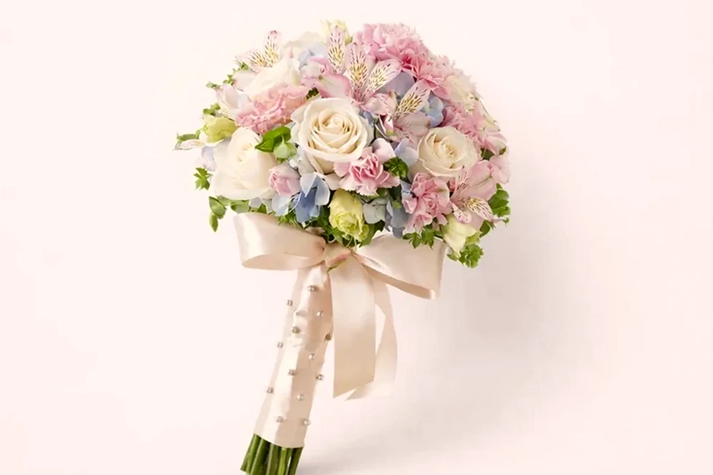 Buquê Romântico de Noiva com Rosas, Hortênsias e Astromélias