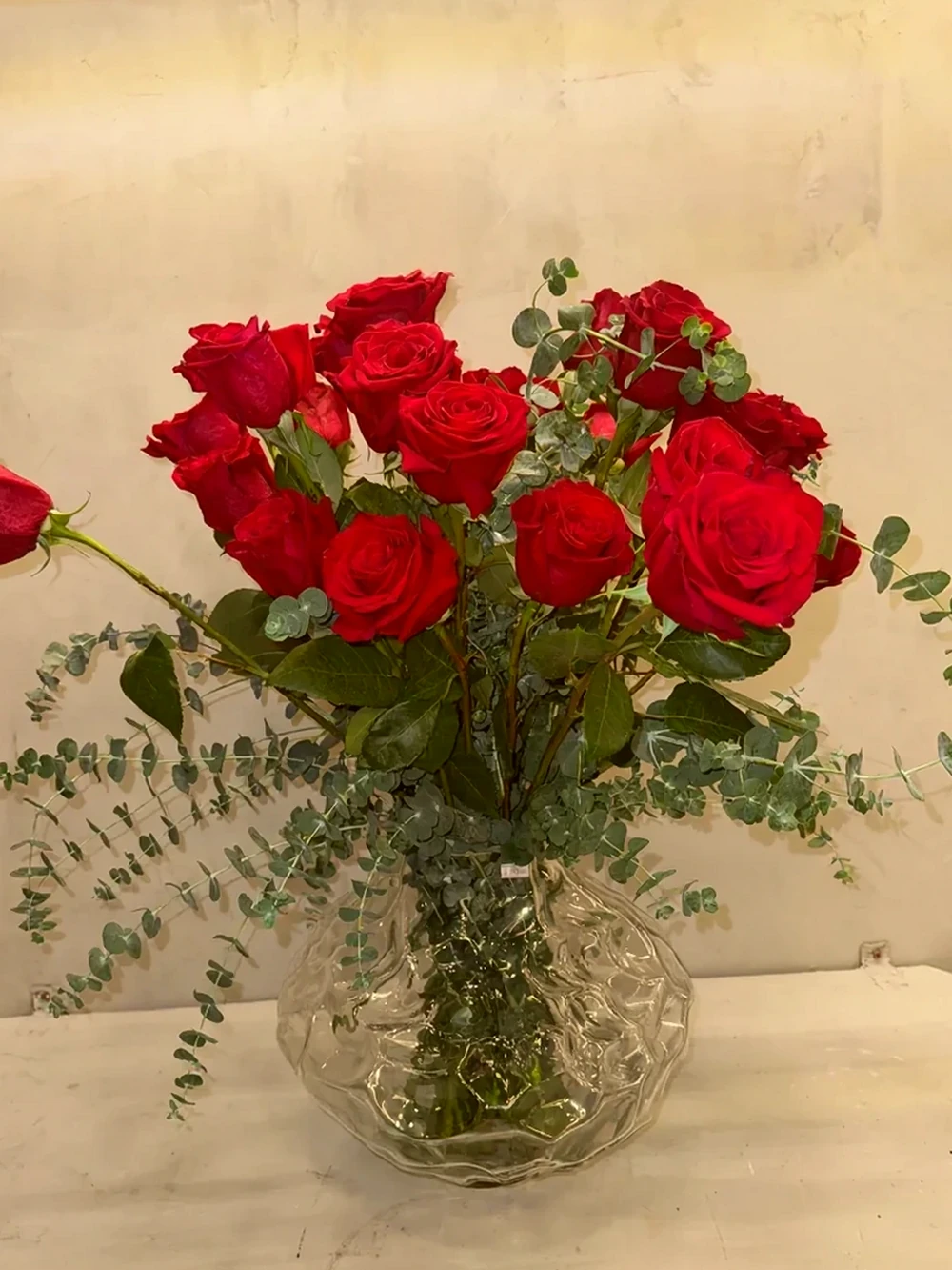 Arranjo Clássico com 50 Rosas Vermelhas colombianas e Vaso de Cristal