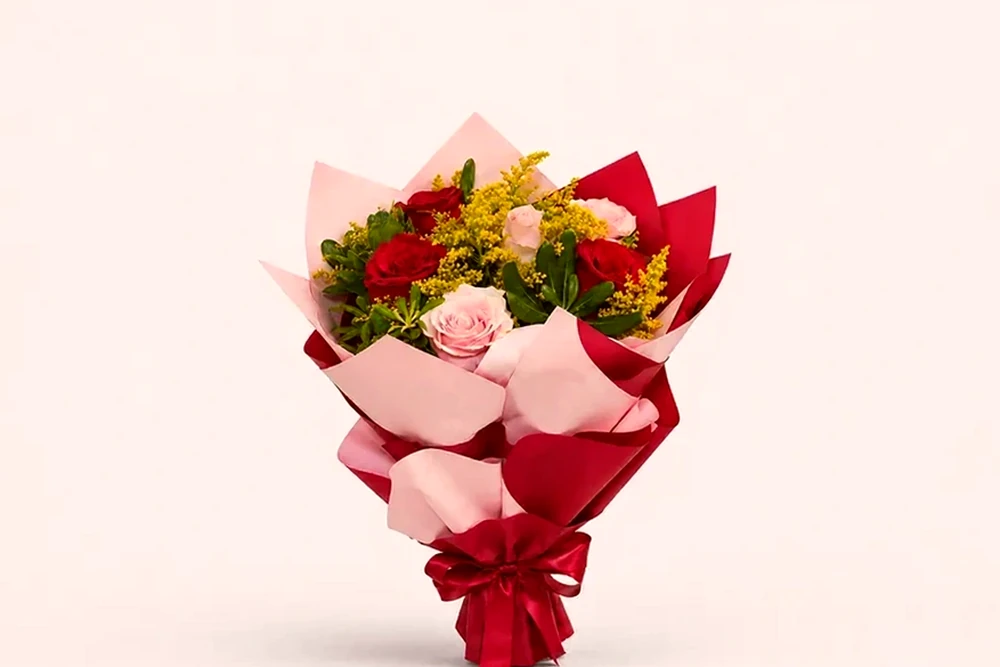 Buquê elegante com rosas vermelhas e rosas claras