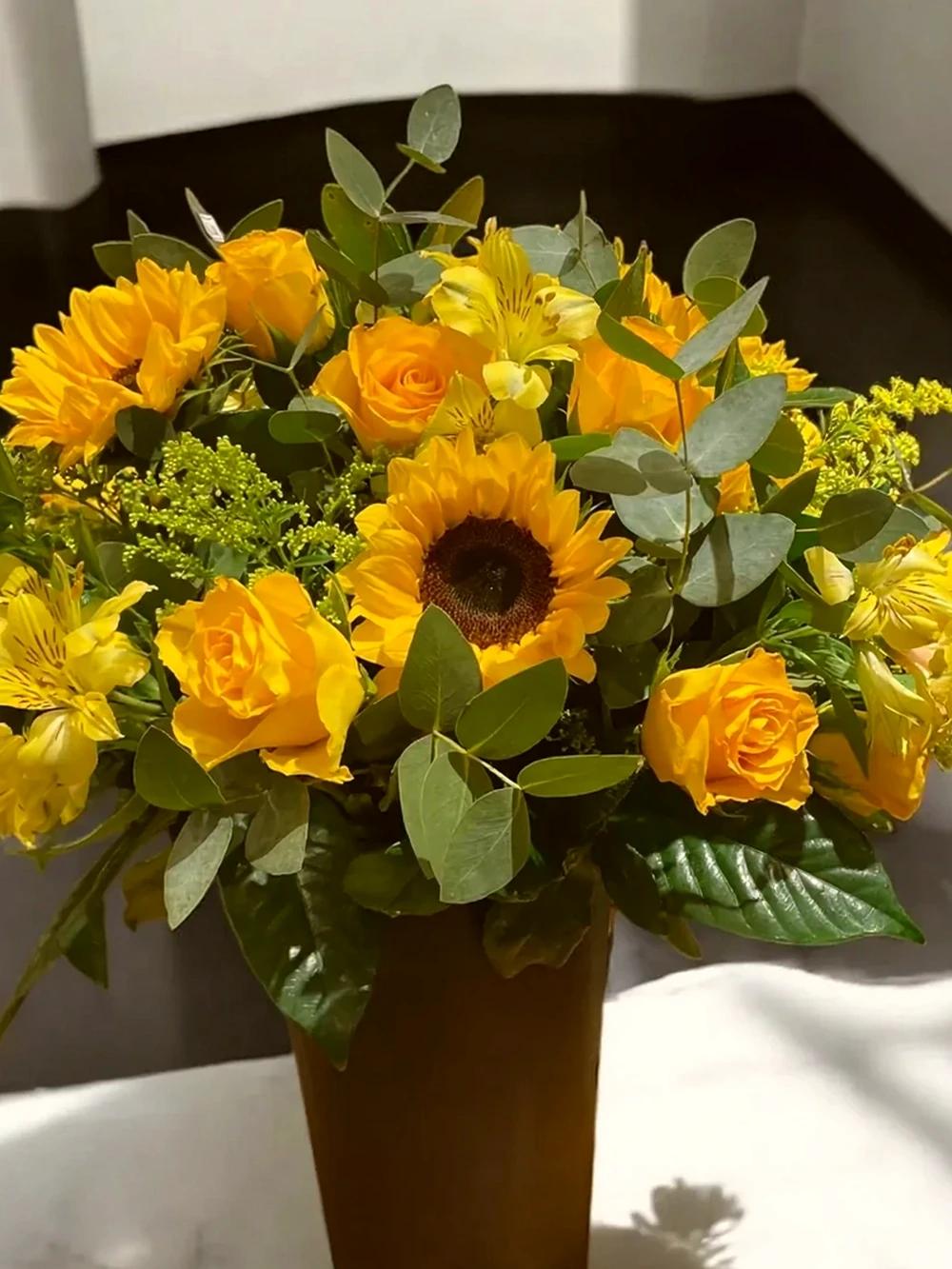 Arranjo Radiante com Girassóis, Rosas Amarelas e Alstroemérias