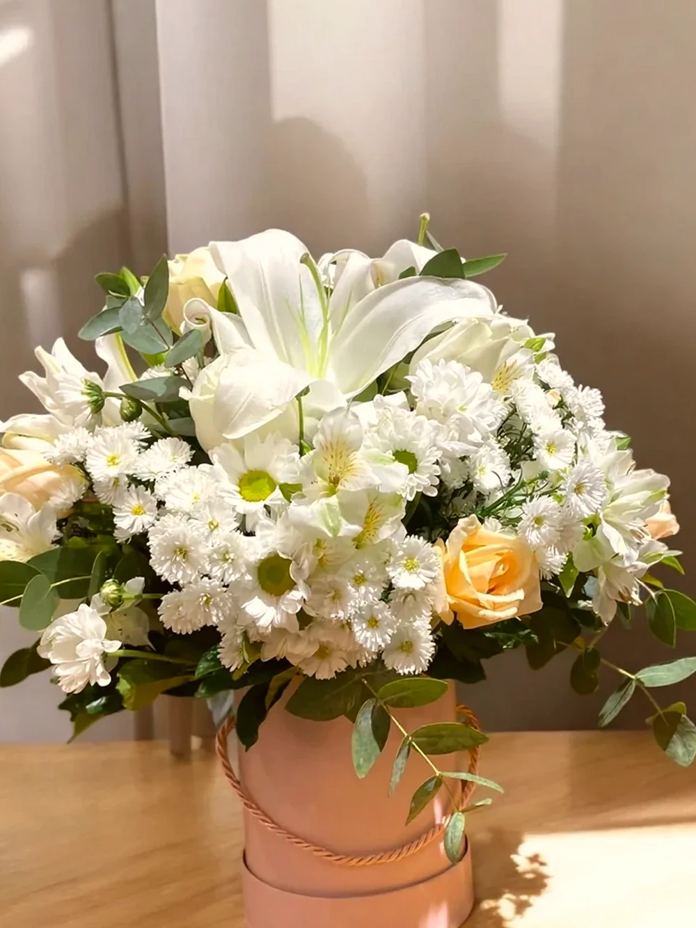 Arranjo Clássico com Lírios Brancos e Rosas em Caixa Rosa | Delicadeza e Pureza