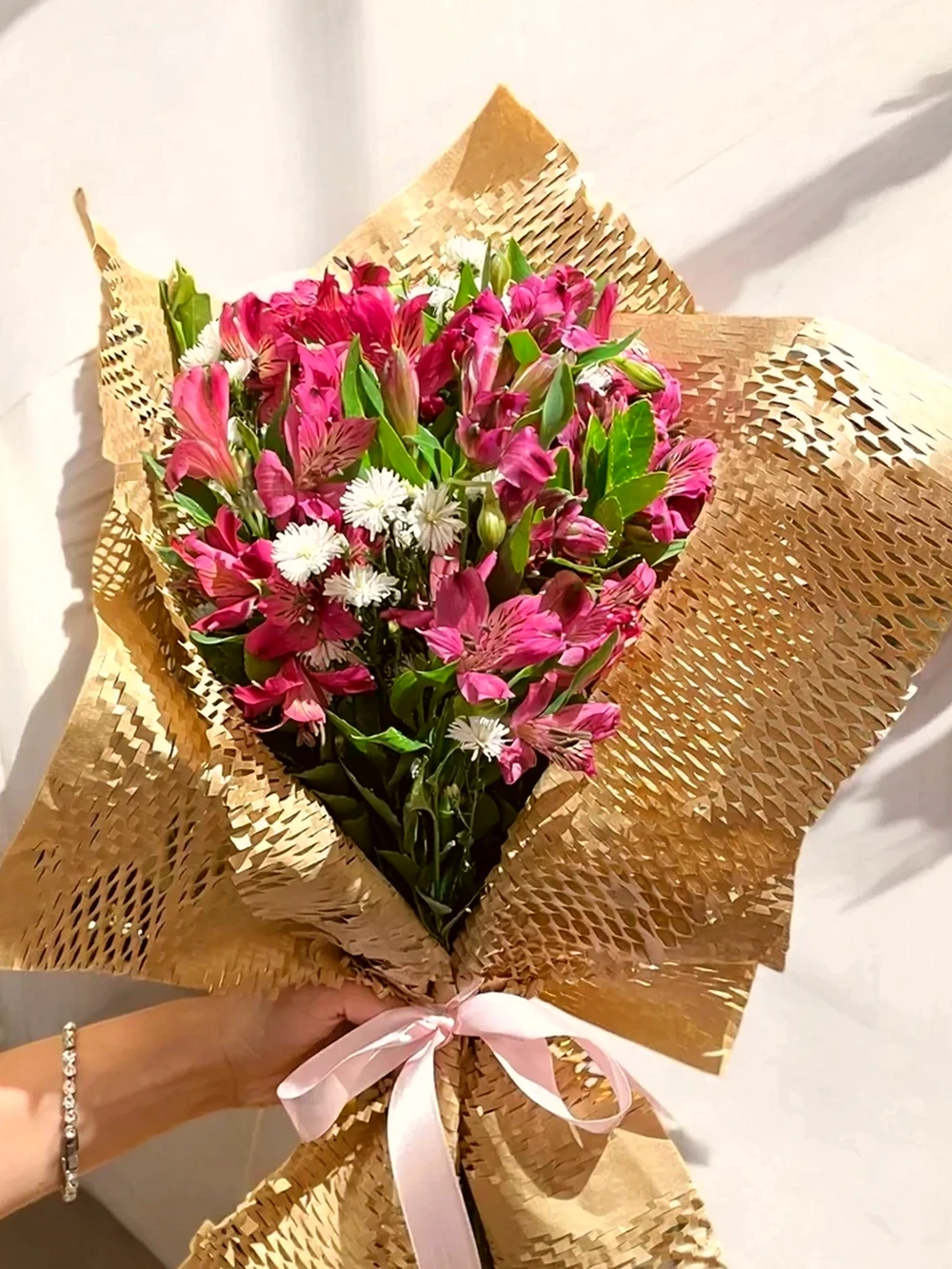 Buquê de Astromélias Rosas com Embalagem Natural