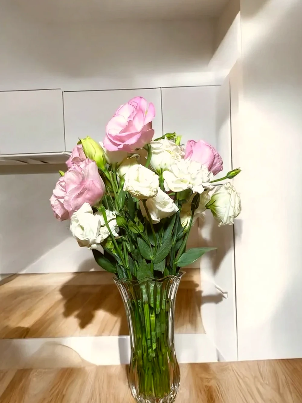 Arranjo de Lisianthus Rosa e Branco no Vaso de Vidro