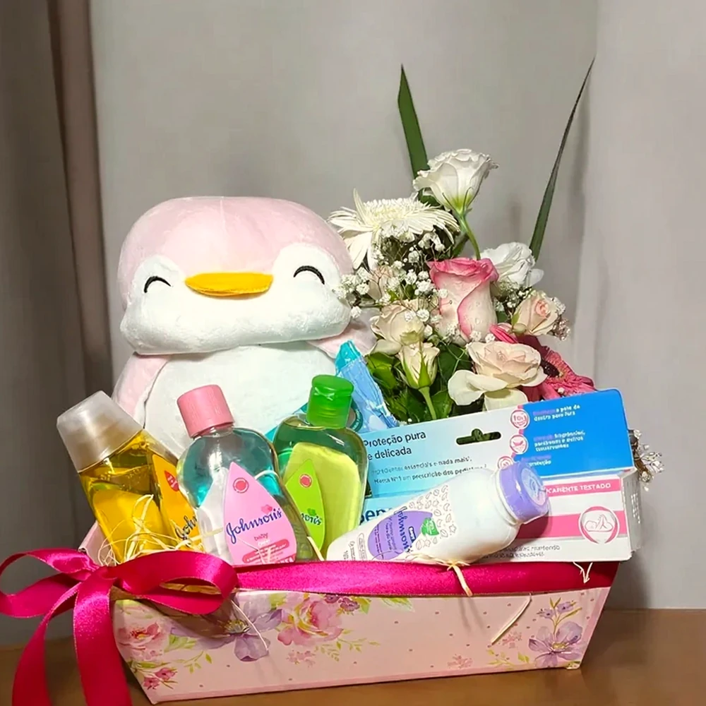 Cesta de Presente para Bebê com Pelúcia, Flores e Kit de Higiene