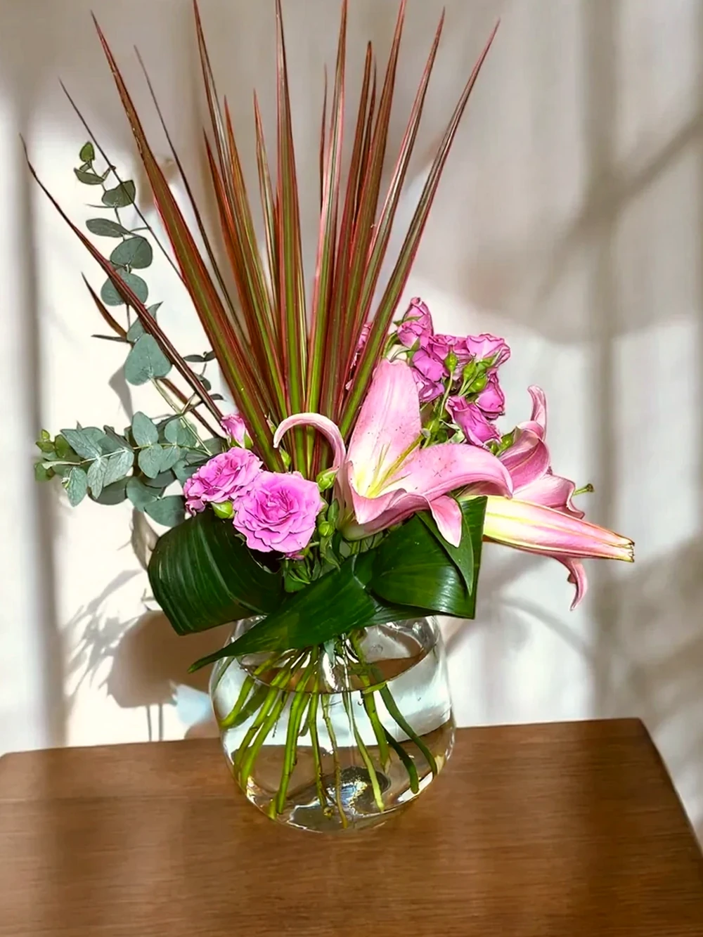 Arranjo Floral Sofisticado em Vaso de Vidro com Design Moderno
