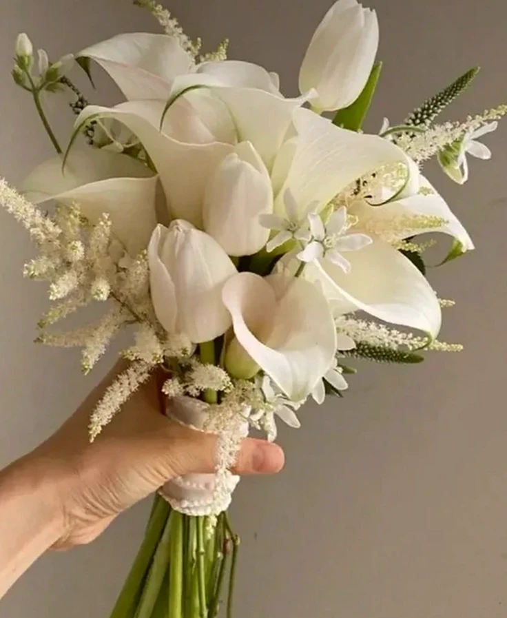 Buquê Elegante de Callas Brancas com Toque de Astilbe