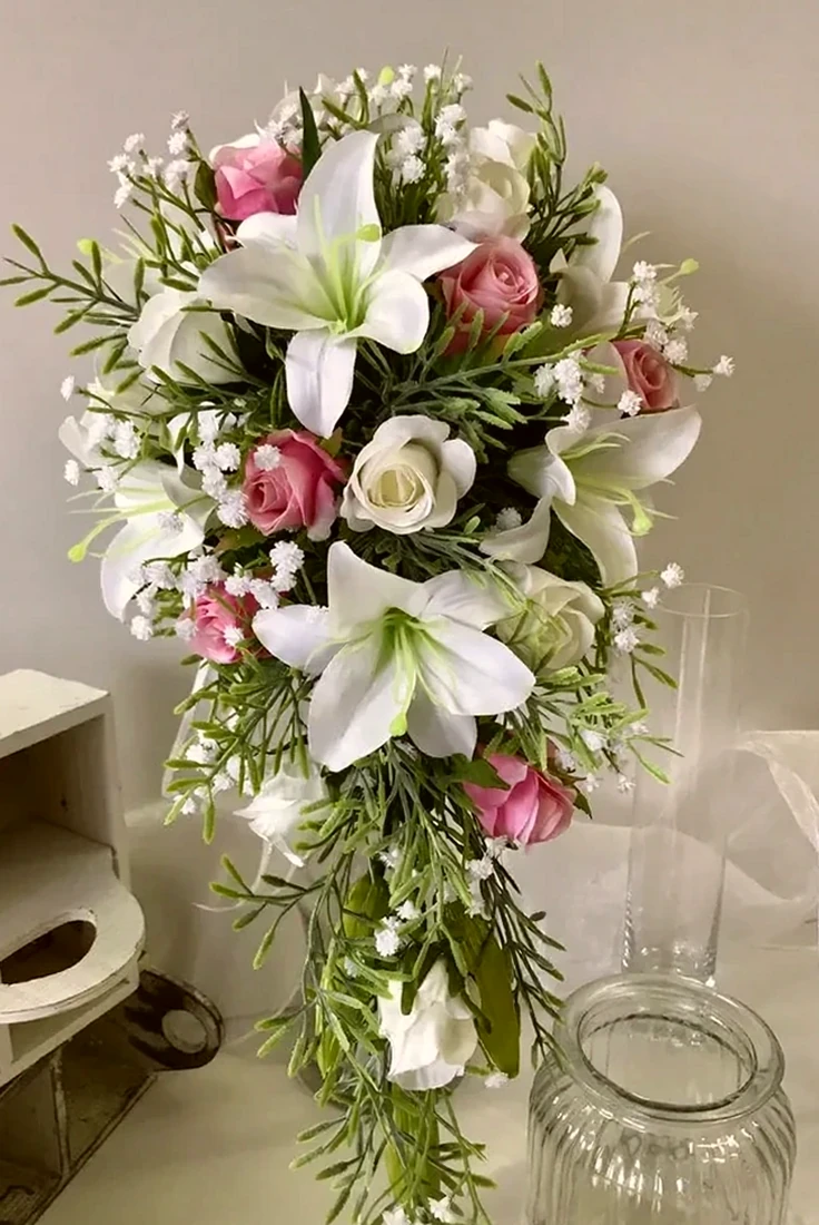 Buquê Cascata Romântico com Lírios e Rosas