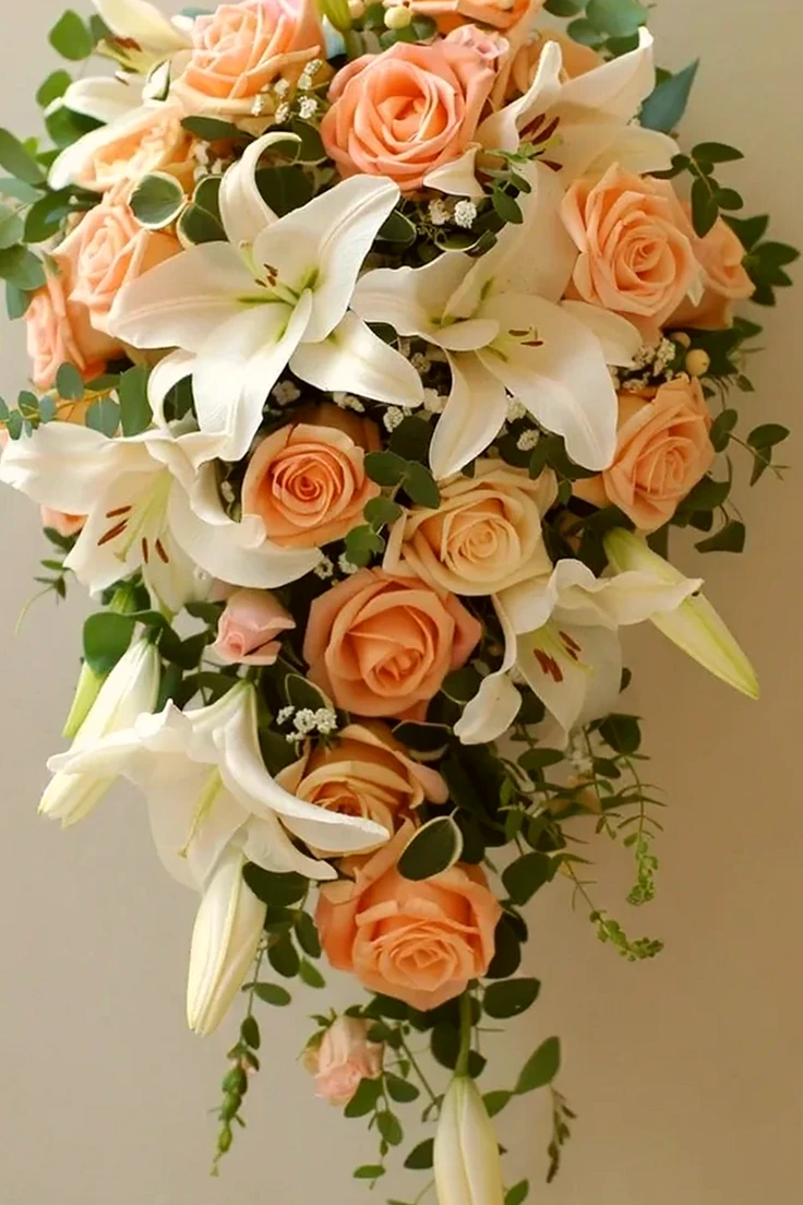 Buquê de Noiva Cascata com Rosas Pêssego e Lírios Brancos