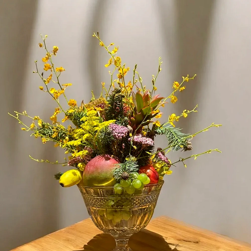 Arranjo Luxuoso com Flores e Frutas Naturais