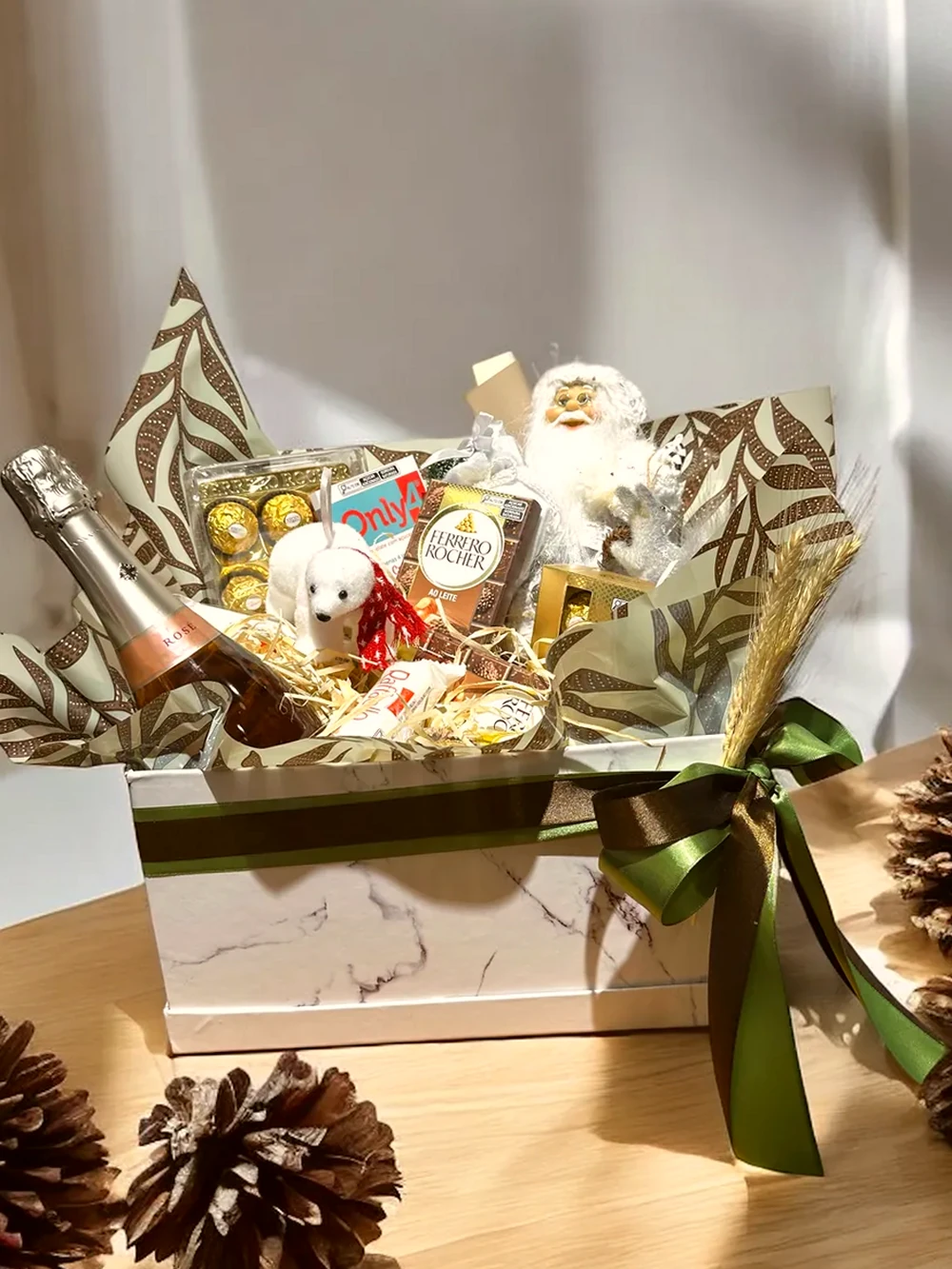 Cesta de Natal Elegante com Chocolates e Espumante