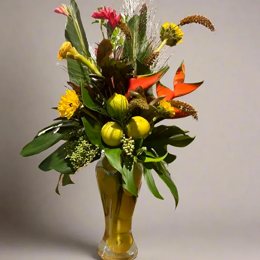 Arranjo Tropical Elegante com Vaso de Vidro