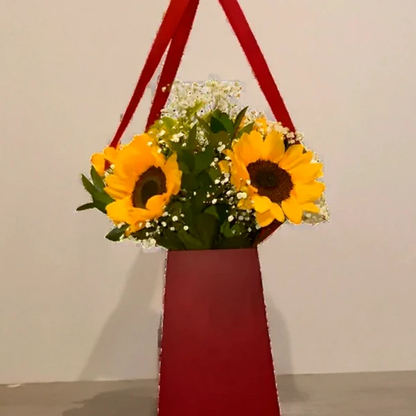 Arranjo de Girassóis em Bolsa Vermelha - Elegância Vertical