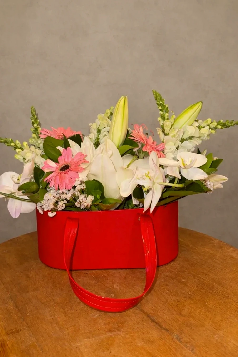 Arranjo Floral Luxuoso em Bolsa Elegante