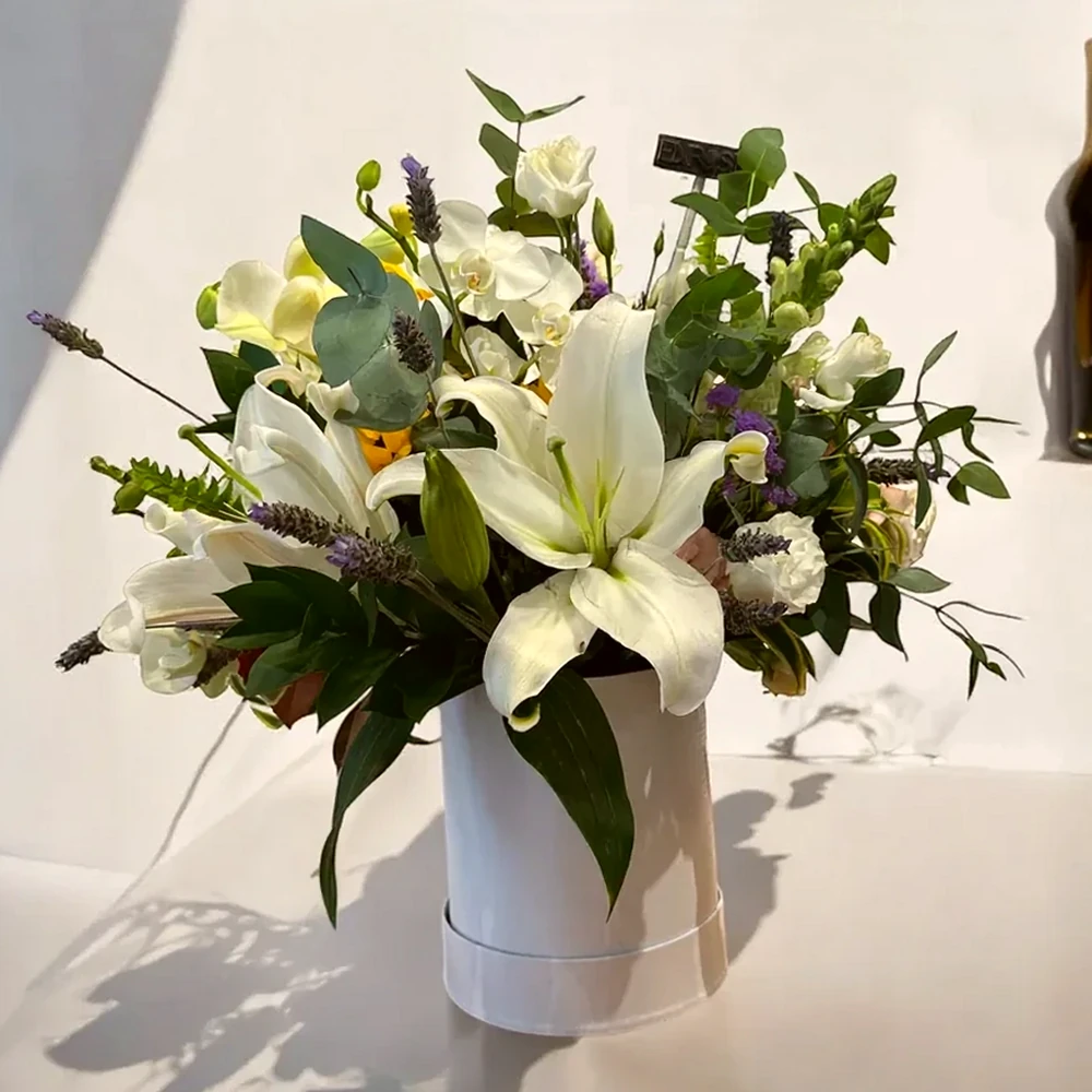 Arranjo de Lírios e Orquídeas em Caixa Luxuosa - Elegância e Beleza