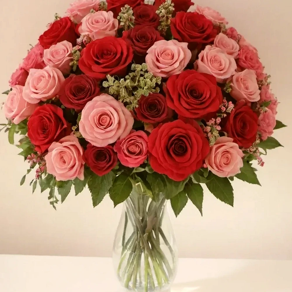 Arranjo de Rosas Vermelhas e Rosas - Paixão e Delicadeza