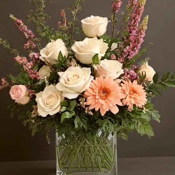 Arranjo de Rosas Brancas e Gérberas - Elegância Suave