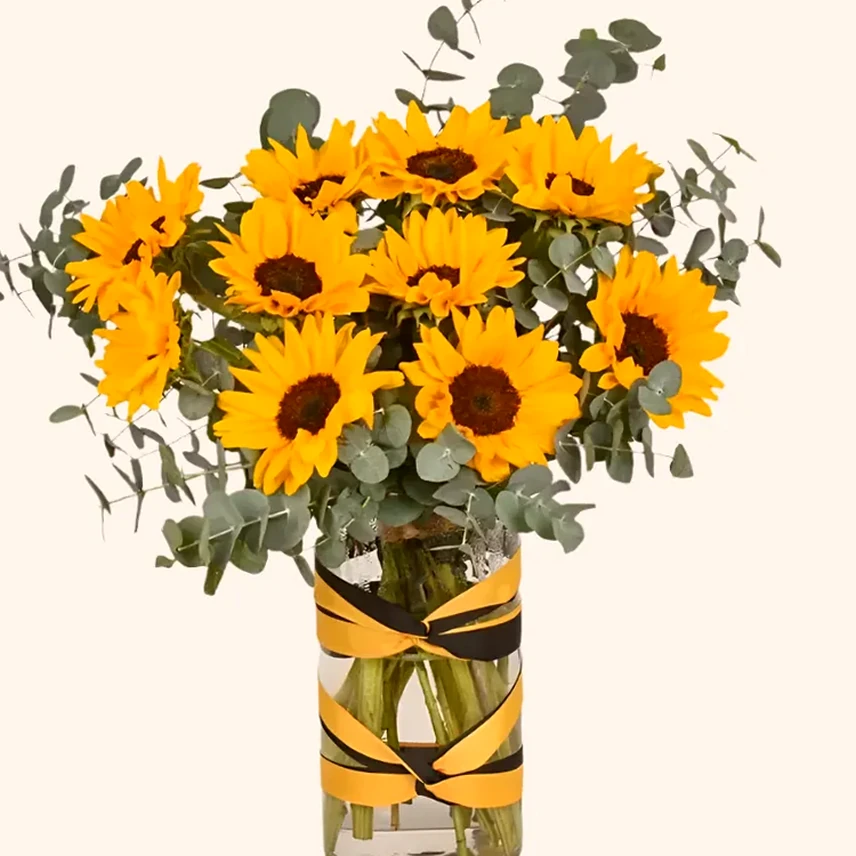 ‏Buquê de Girassóis em Vaso com Folhagem de Eucalipto - Elegância Natural para Seu Ambiente