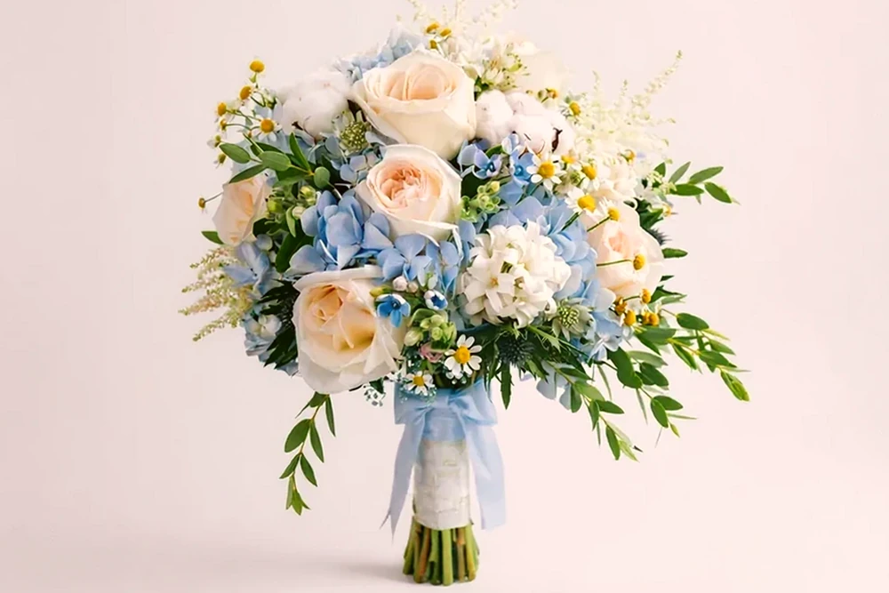 Buquê de Noiva com Hortênsias Azuis, Rosas cor de Rosa e Eucalipto