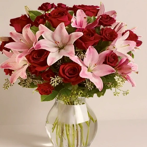 Noite de Elegância: Arranjo Florido Luxuoso de Rosas Vermelhas e Lirios