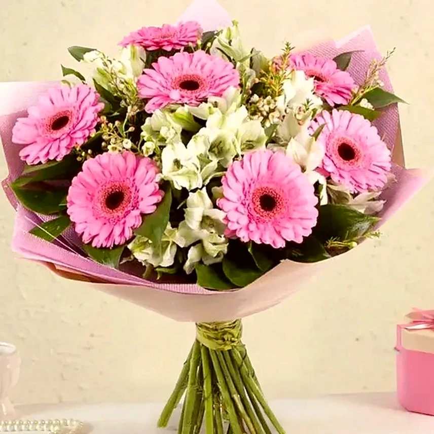 Primavera Encantada: Buquê de Gerbera Rosa com Astromélias
