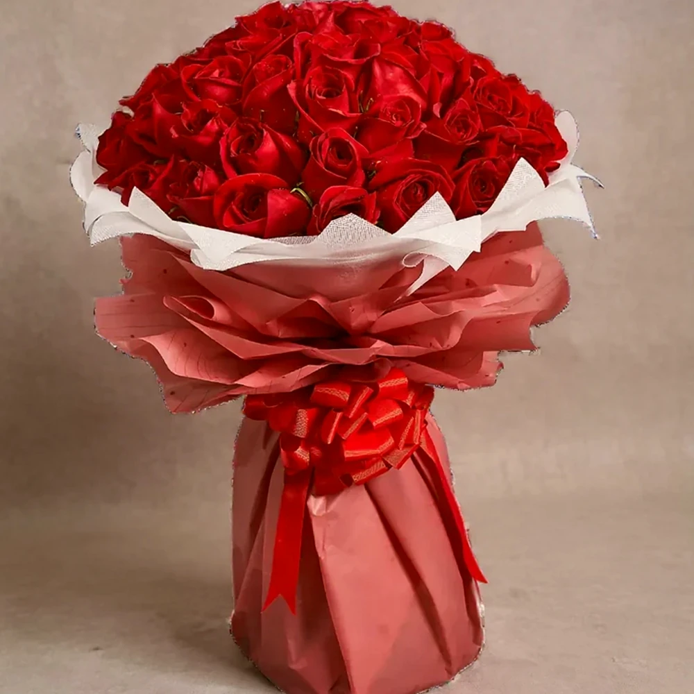 Encanto do Amor: Buquê de Cinquenta Rosas Vermelhas Colombianas