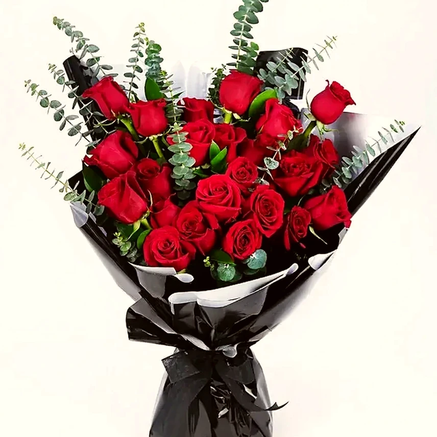 Paixão Real: Buquê de 24 rosas Colombianas com embrulho preto real