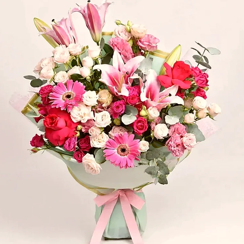 Esplendor Floral: Buquê Grande com uma Mistura de Rosas e Lilases