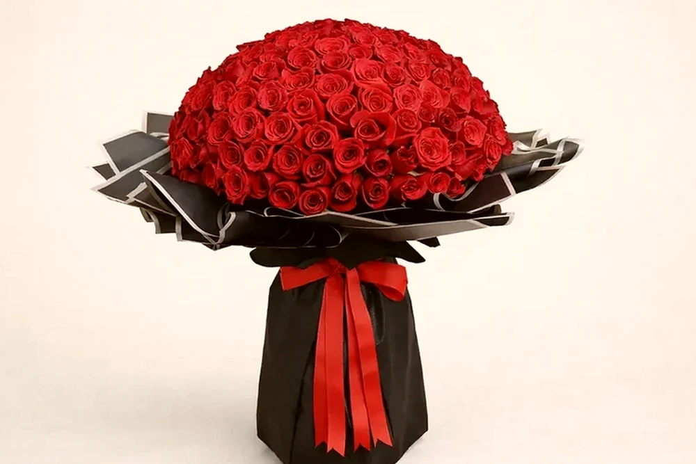 Paixão Flor: Buquê Deslumbrante com 100 Rosas Vermelhas Colombianas