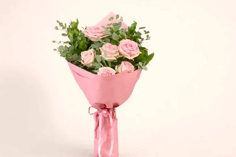 Buquê 8 Rosas cor de Rosa com Eucalipto