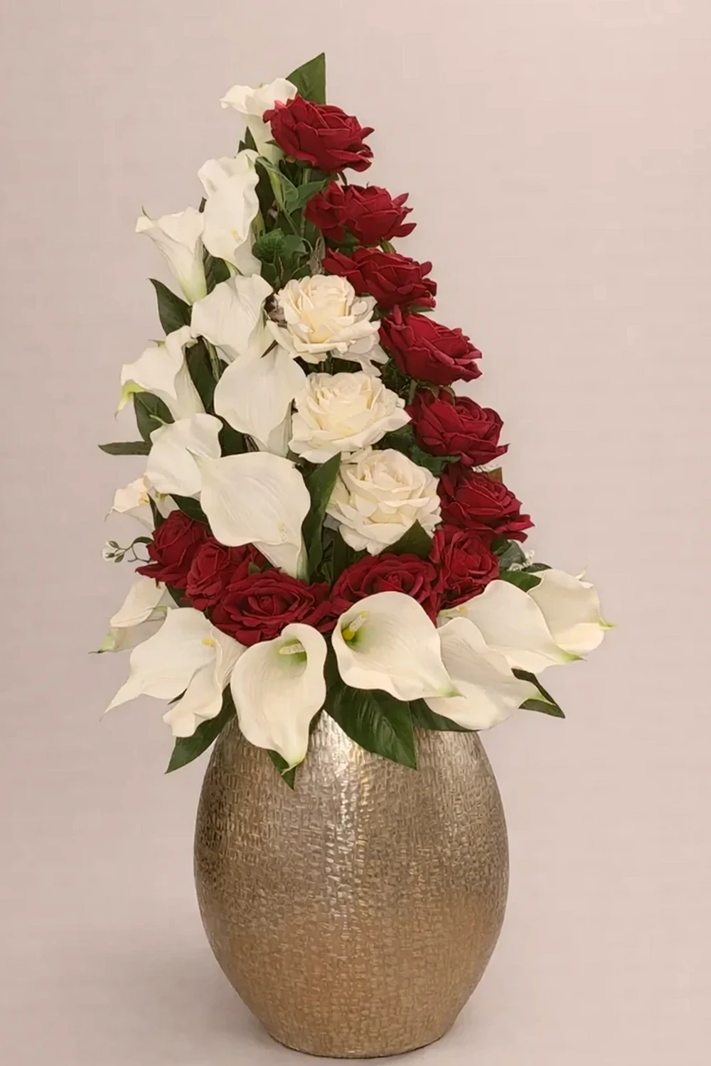 Arranjo Artificial Elegance com Rosas Vermelhas e Copos-de-Leite