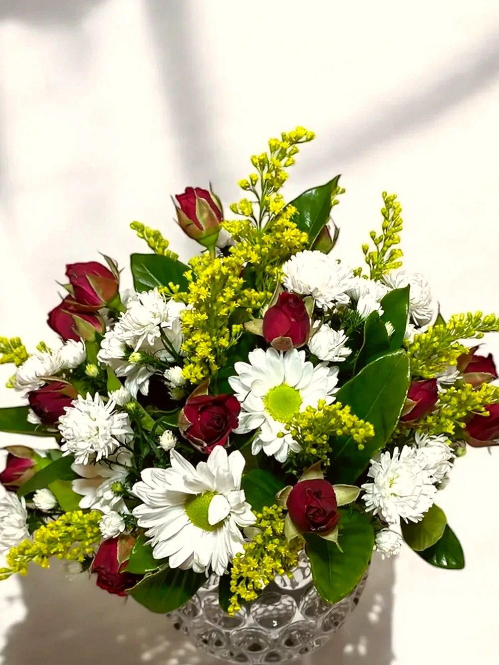 Arranjo de Mini Rosas e Margaridas no Vaso de Vidro
