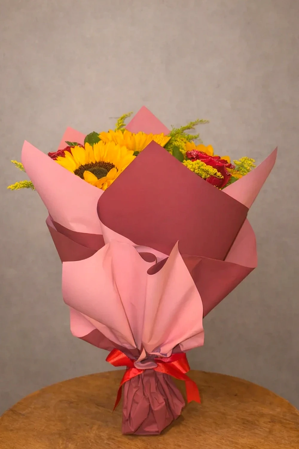 Buquê com 3 Rosas Vermelhas e 3 Girassóis